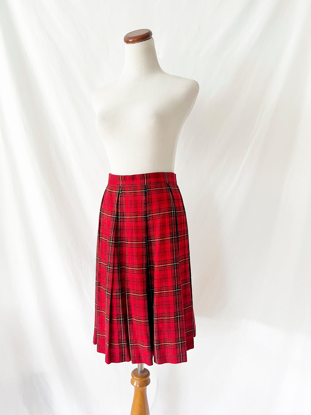 1990s pleated red plaid skirt size 6