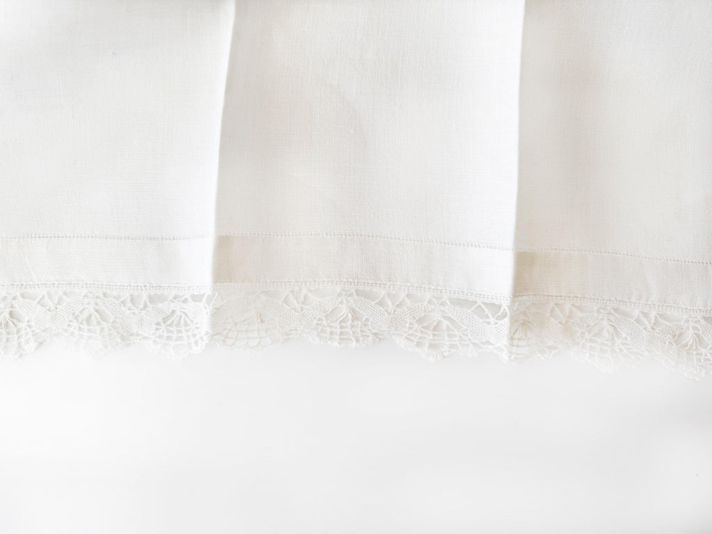 Vintage Linen and Lace Fingertip Towel