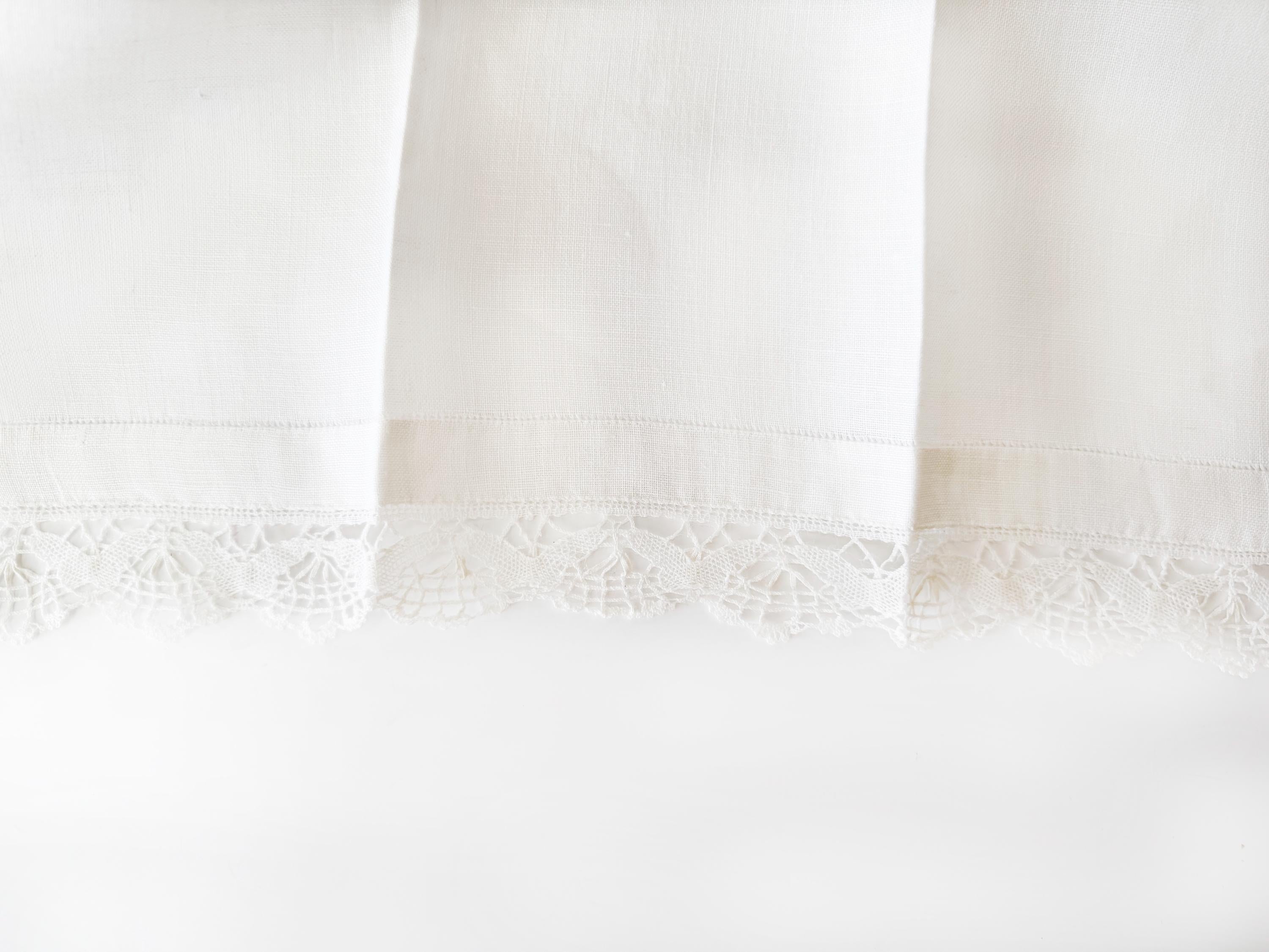 Vintage Linen and Lace Fingertip Towel