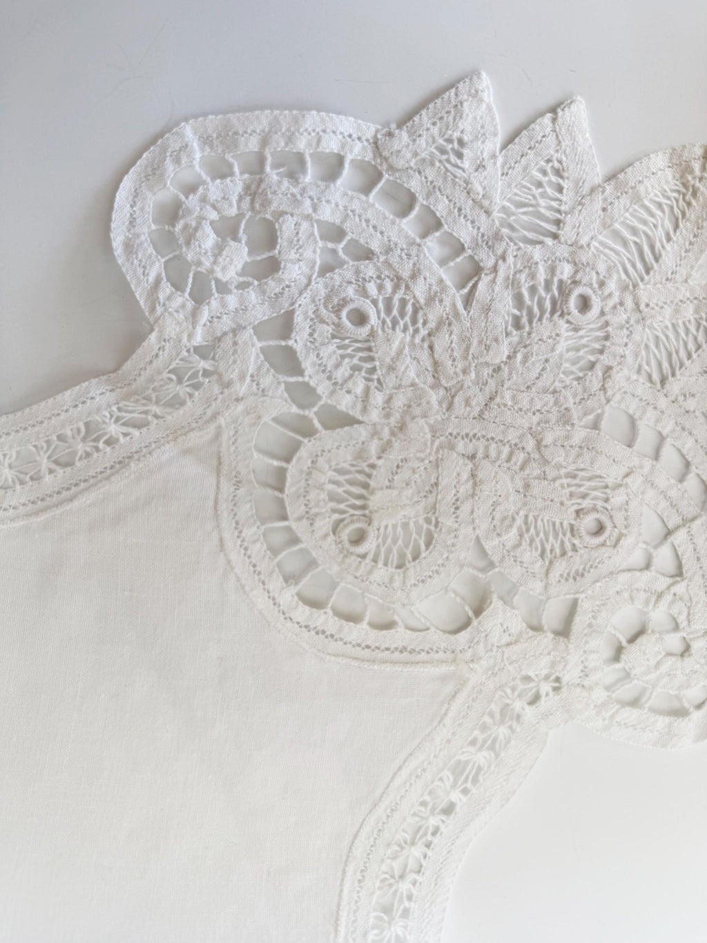 Vintage Bun Warmer Bread Basket Liner Battenberg Lace