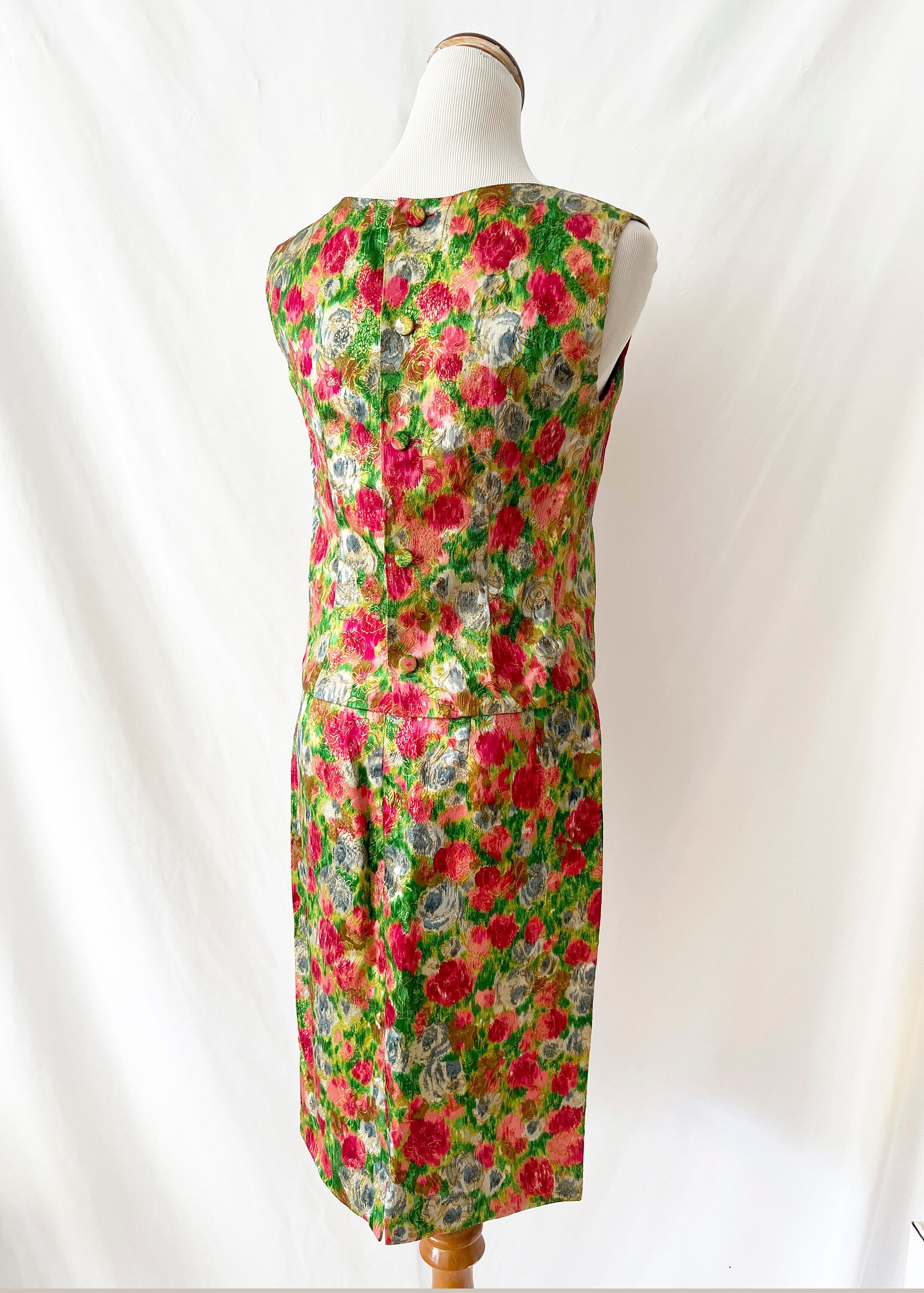 Vntg 60s Floral Skirt Set Gold and Red Roses Sleeveless Spring  / size 4
