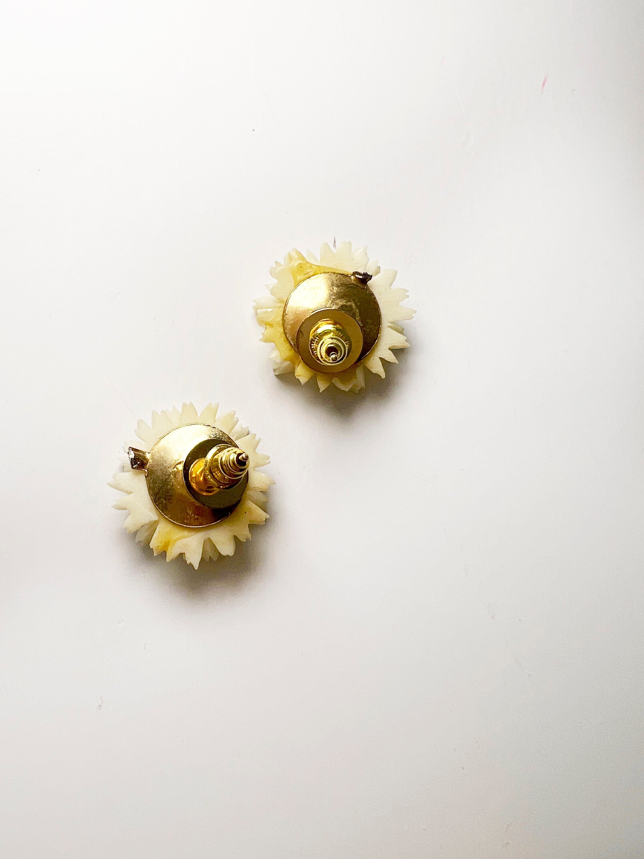 vintage 60s daisy earrings and brooch