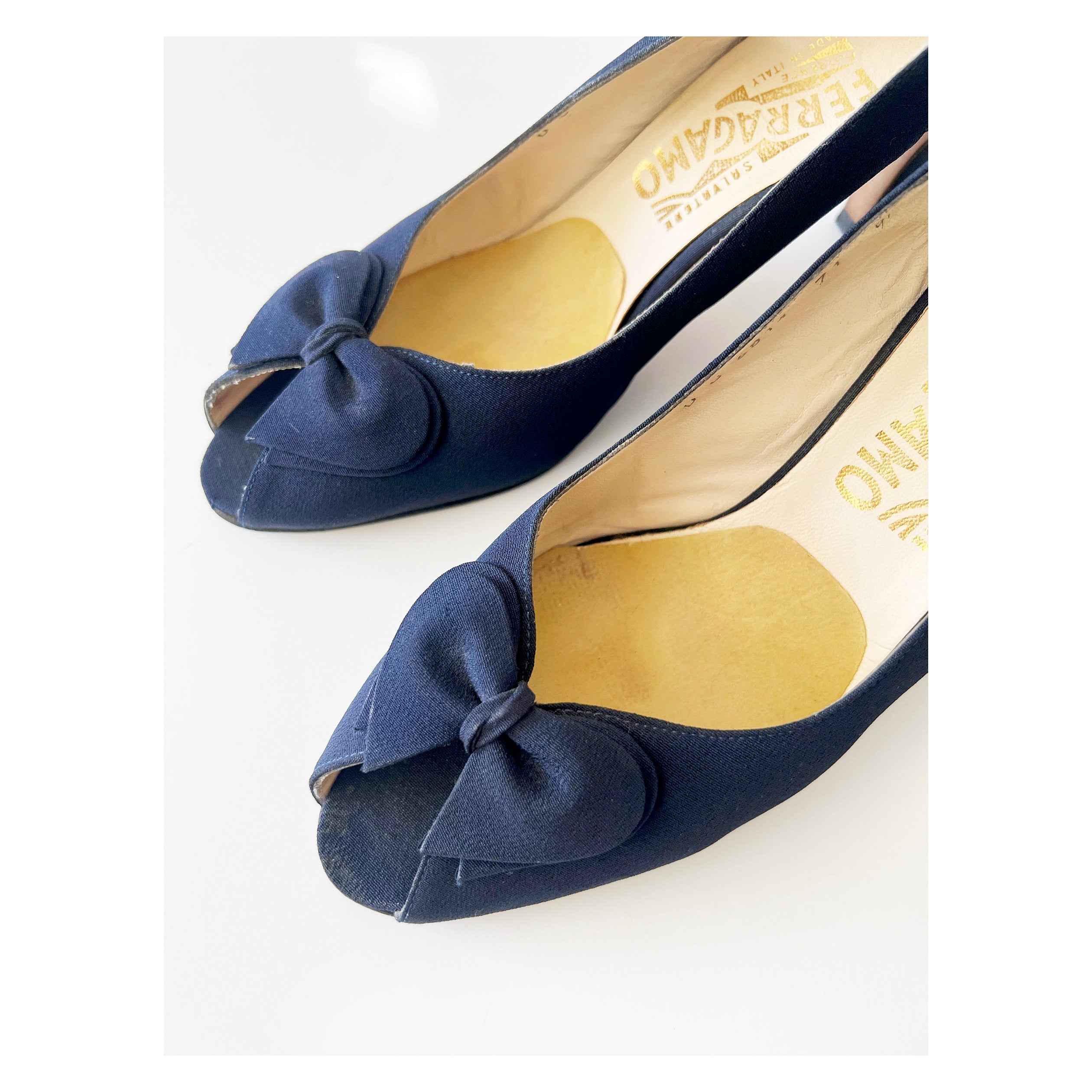 size 9.5 vintage ferragamo peep toe bow sling back heels navy blue