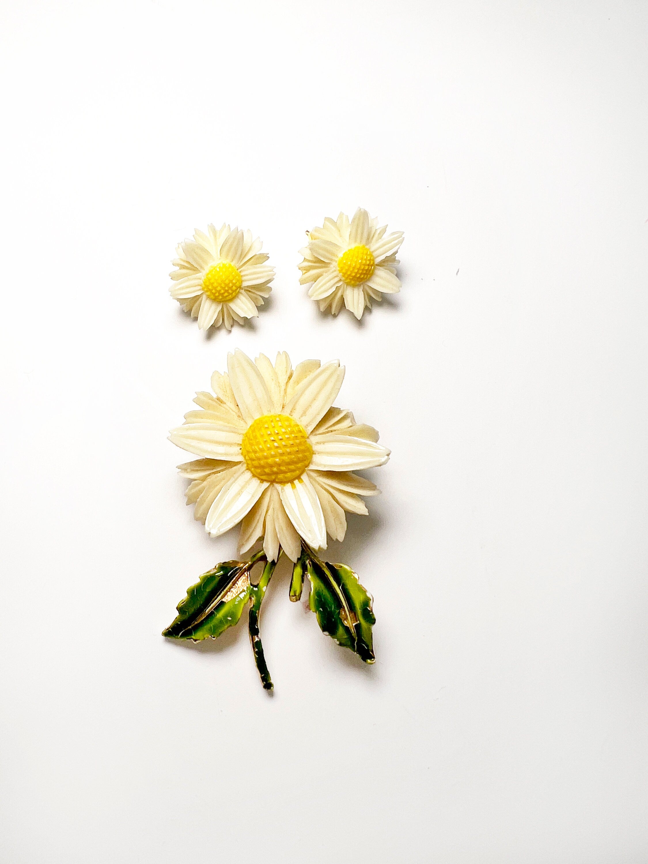 vintage 60s daisy earrings and brooch