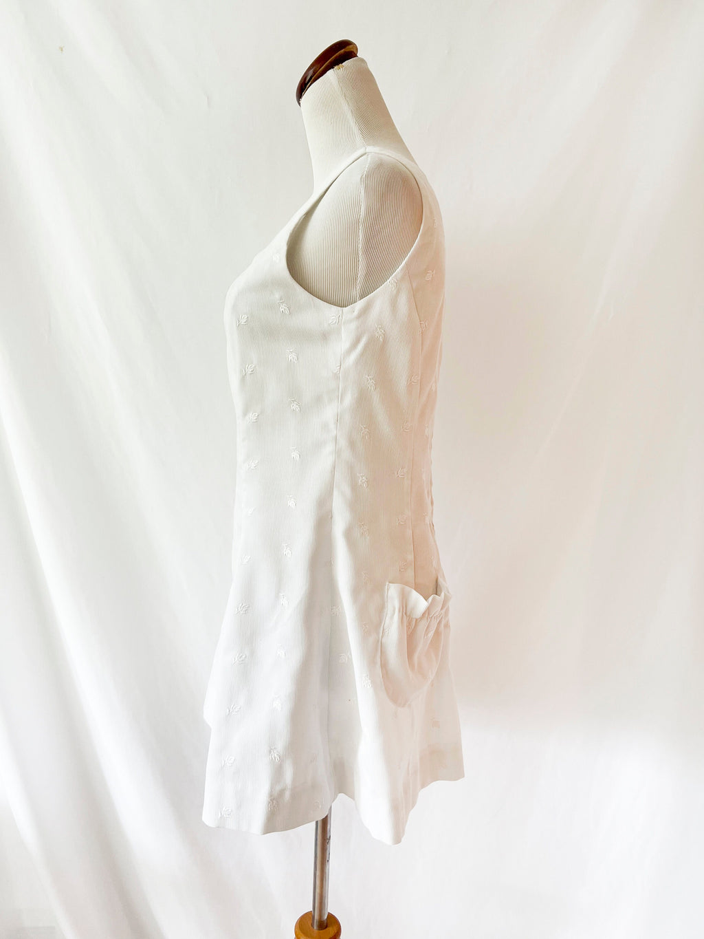 june marks / vintage 1960s white  tennis dress / embroidered flowers /  large