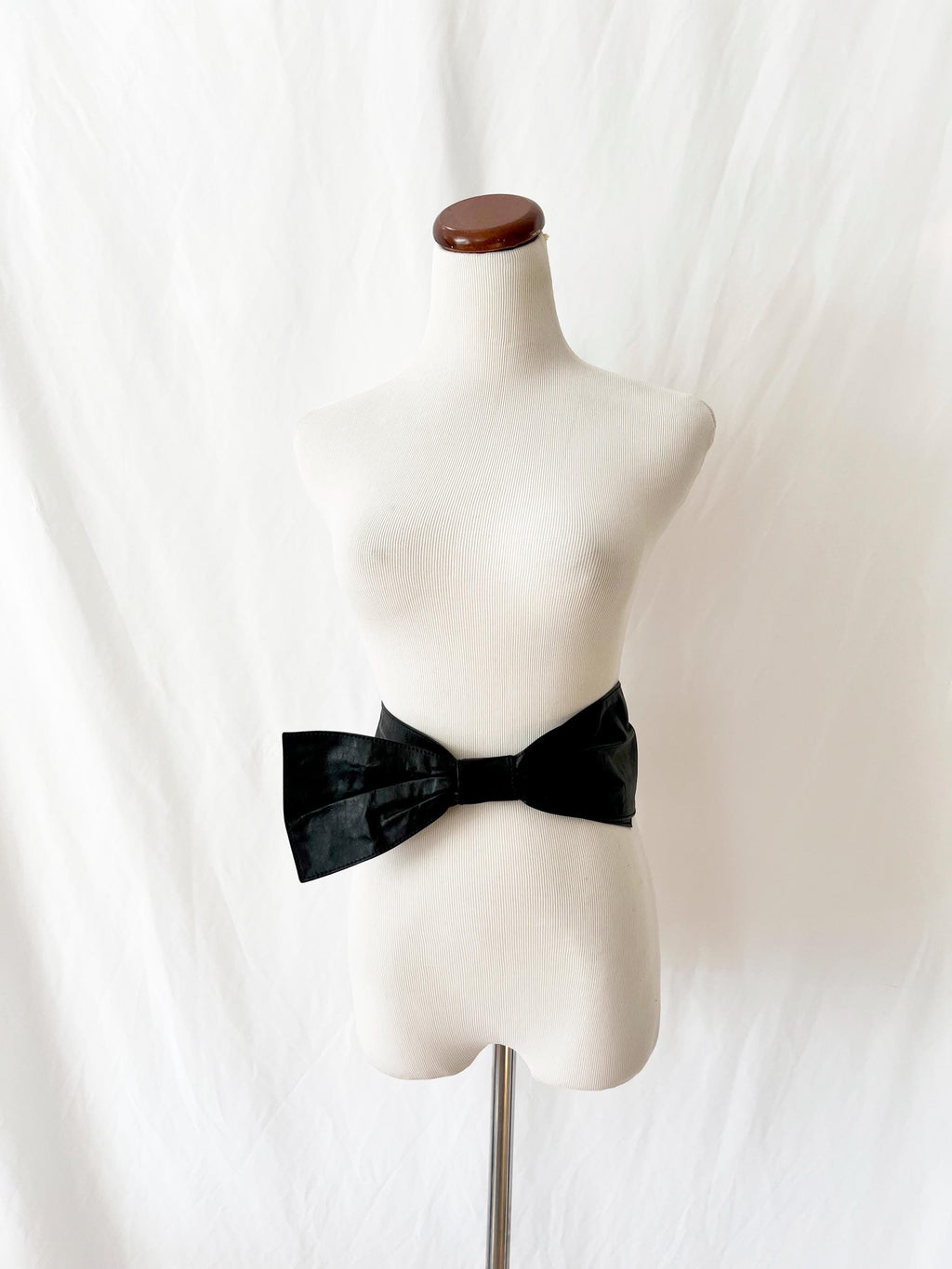 black leather bow belt medium / large
