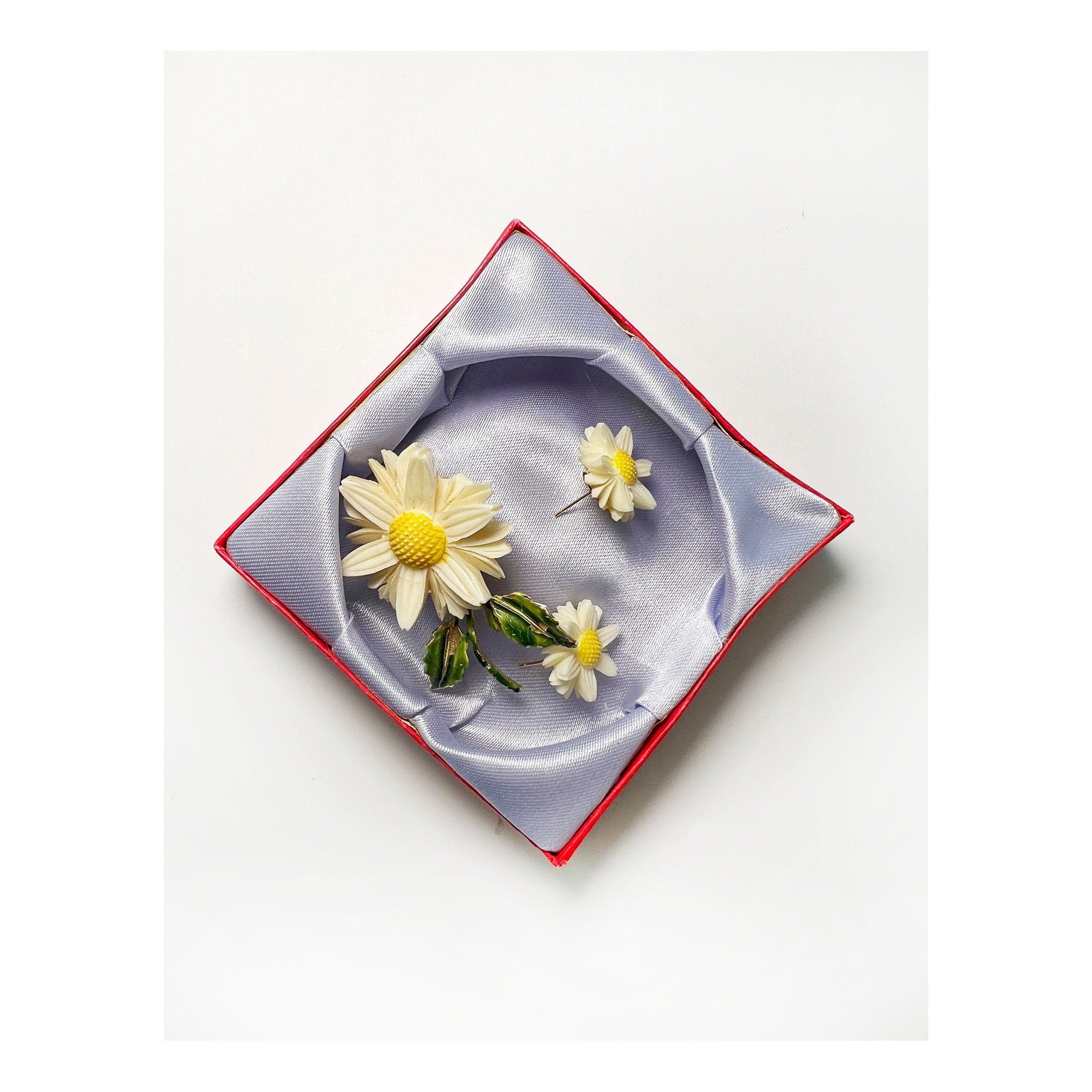 vintage 60s daisy earrings and brooch