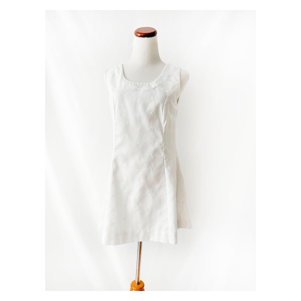 june marks / vintage 1960s white  tennis dress / embroidered flowers /  large