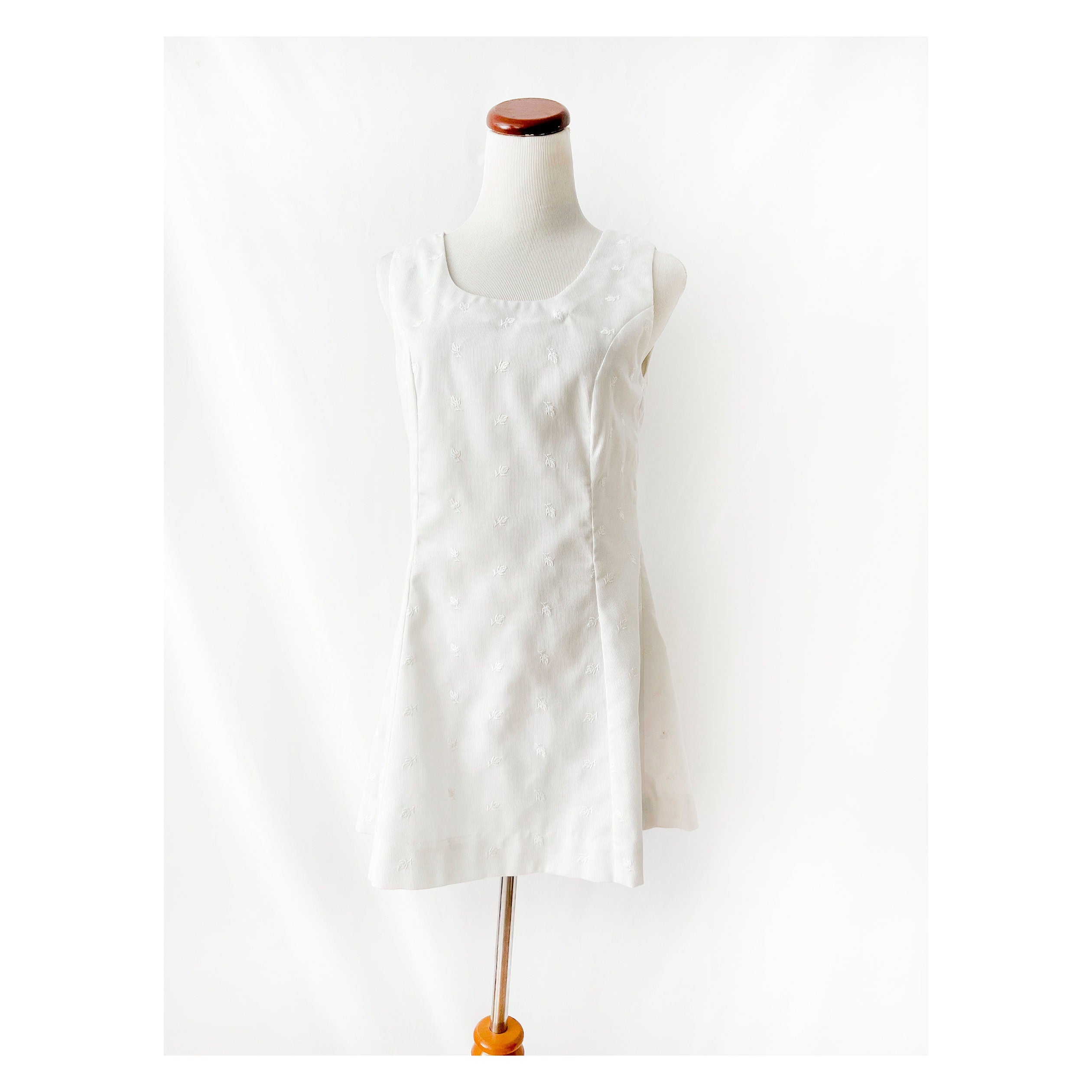 june marks / vintage 1960s white  tennis dress / embroidered flowers /  large