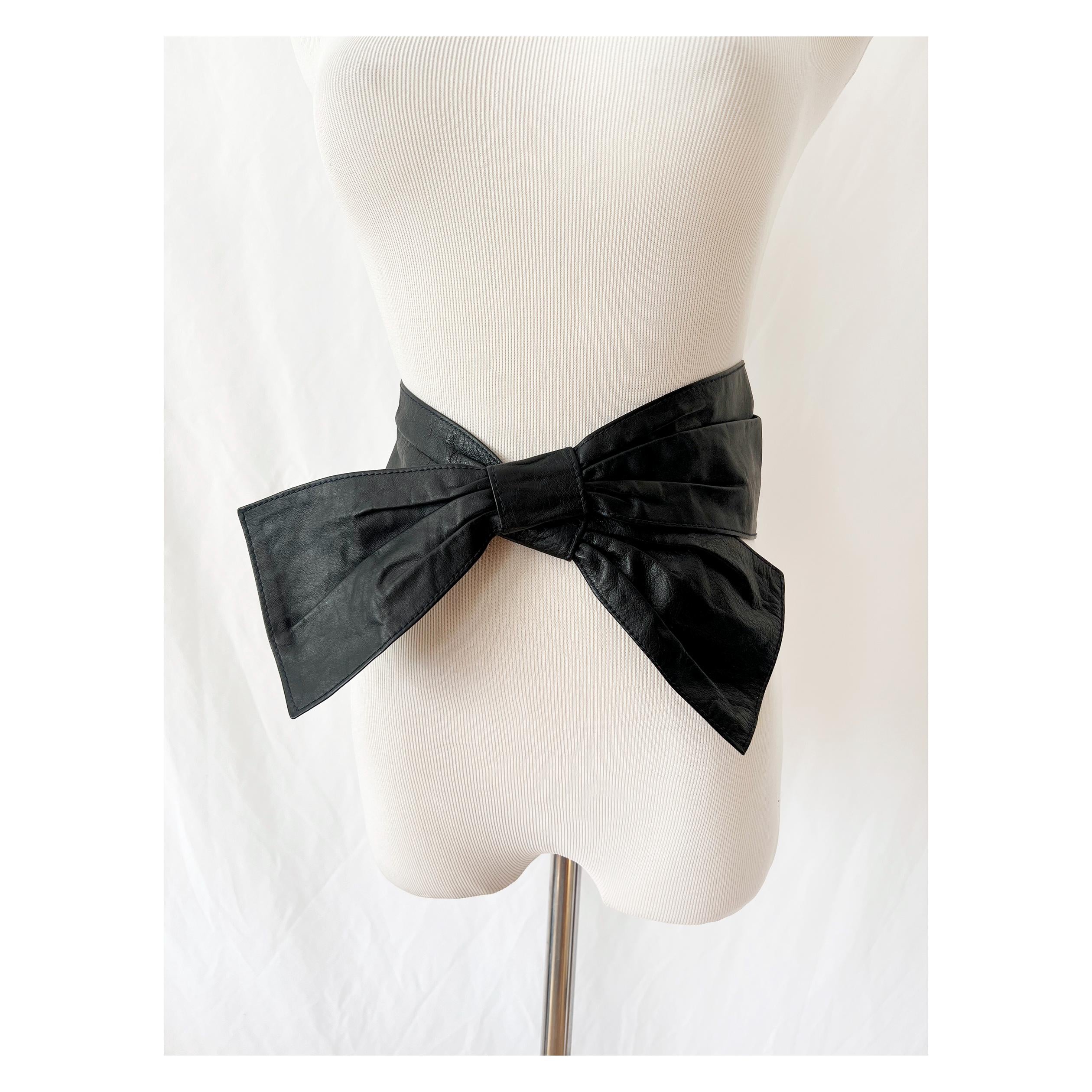 black leather bow belt medium / large
