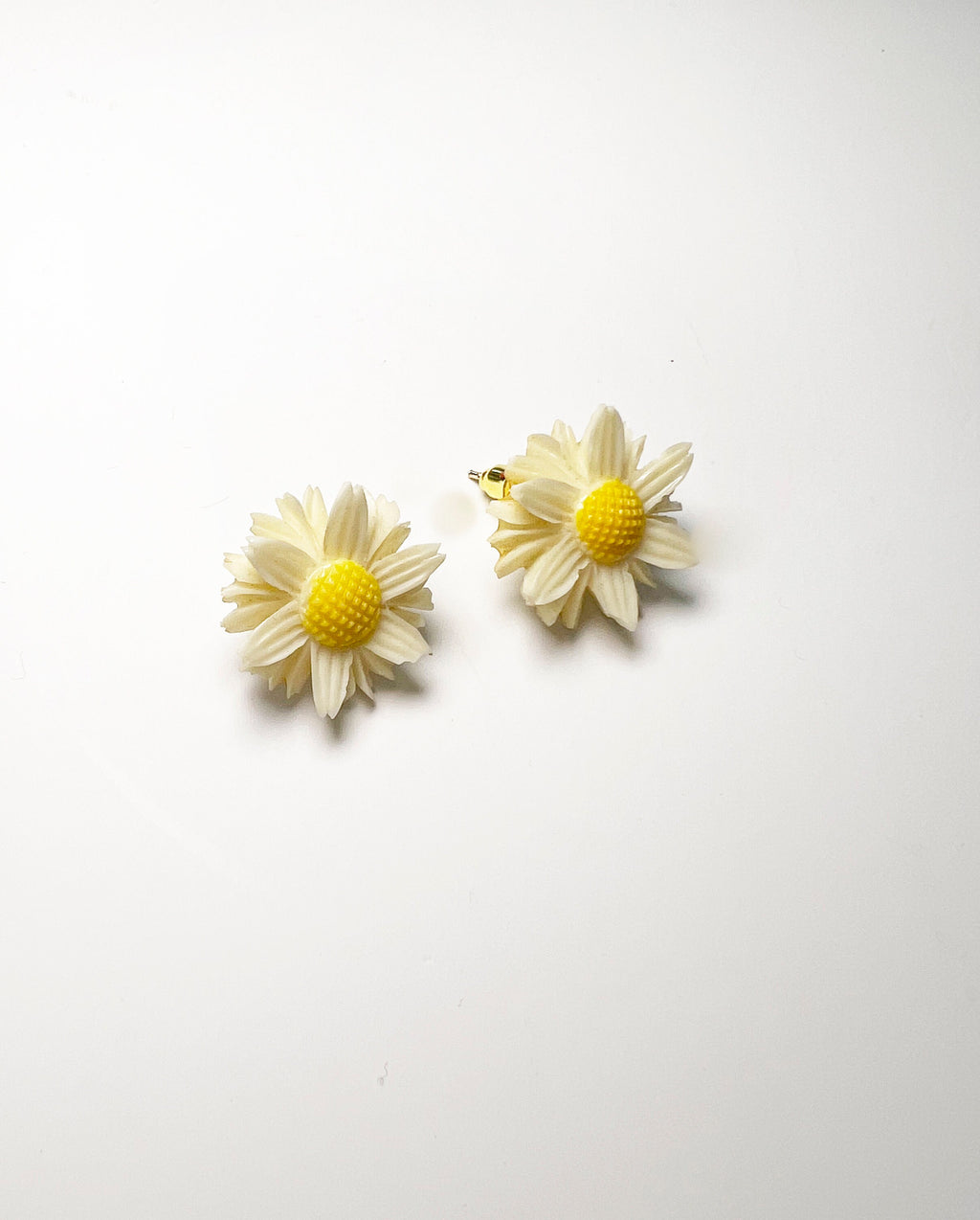 vintage 60s daisy earrings and brooch