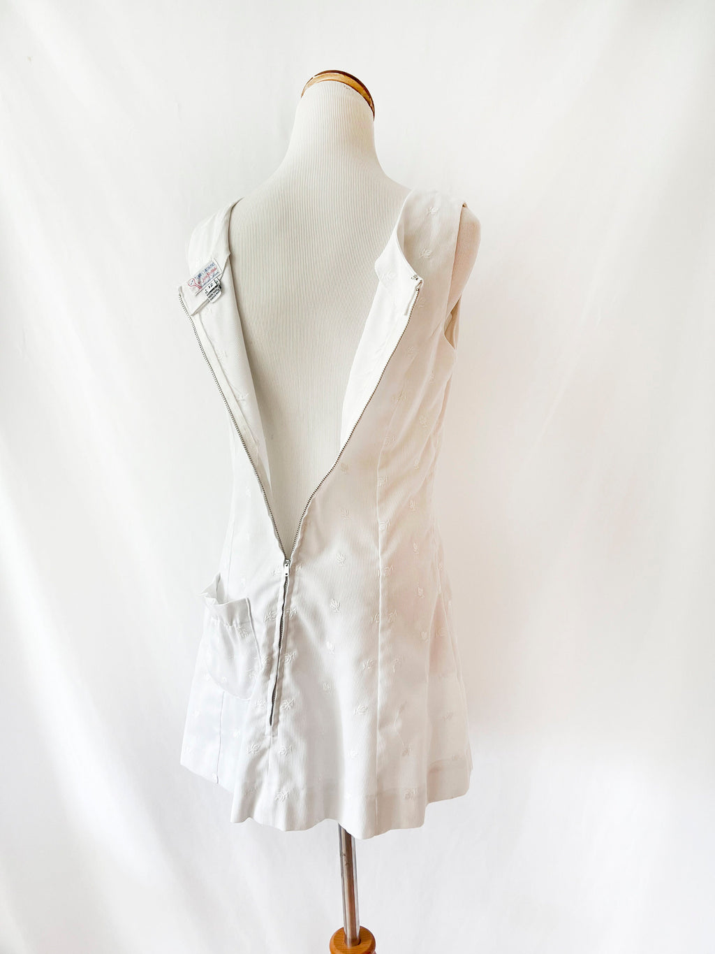 june marks / vintage 1960s white  tennis dress / embroidered flowers /  large