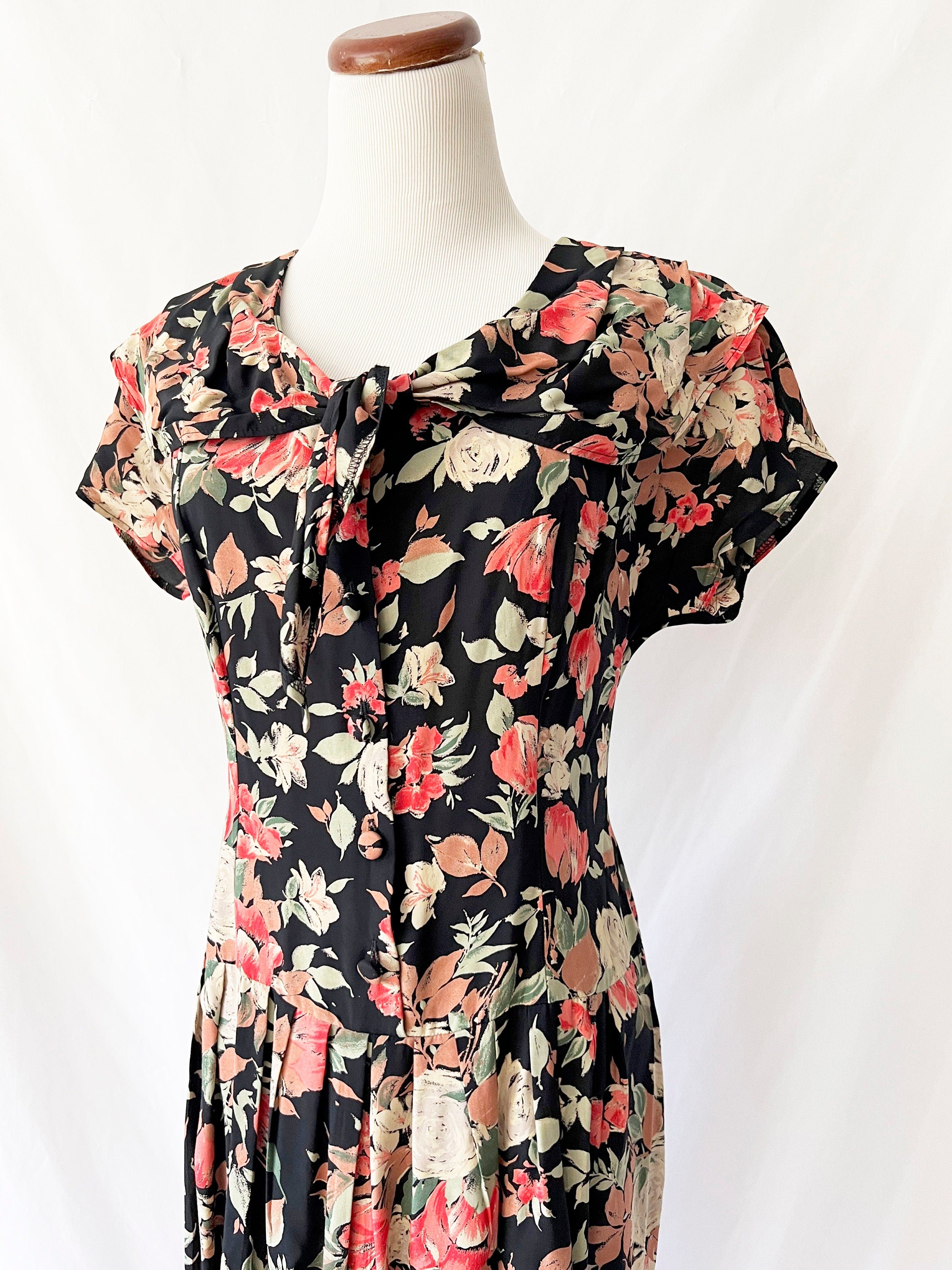 laura ashley dress / floral cottagecore  /  medium