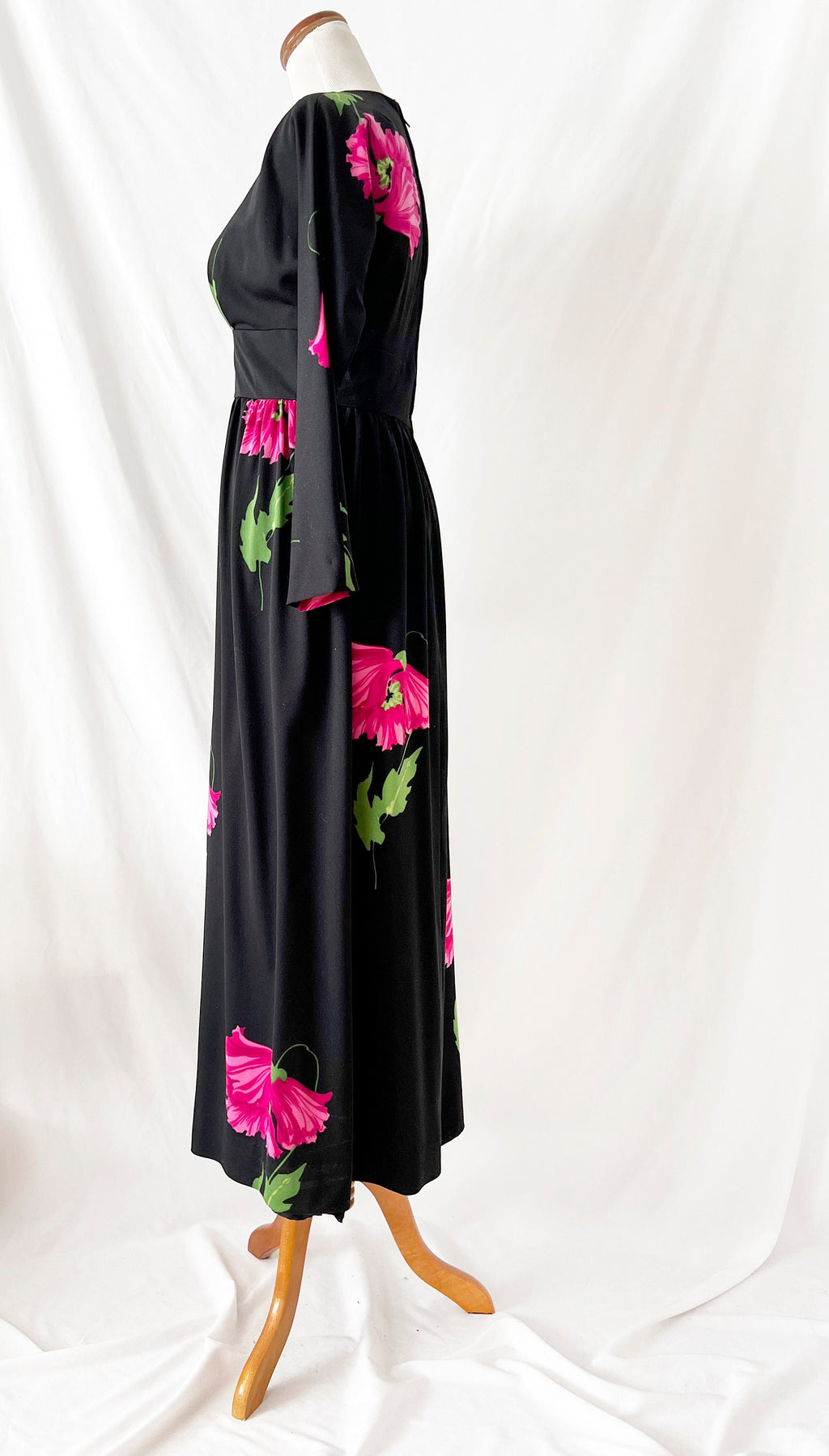 vintage 1970s maxi dress / long sleeve / black with  purple flowers / empire waist / vneck / medium