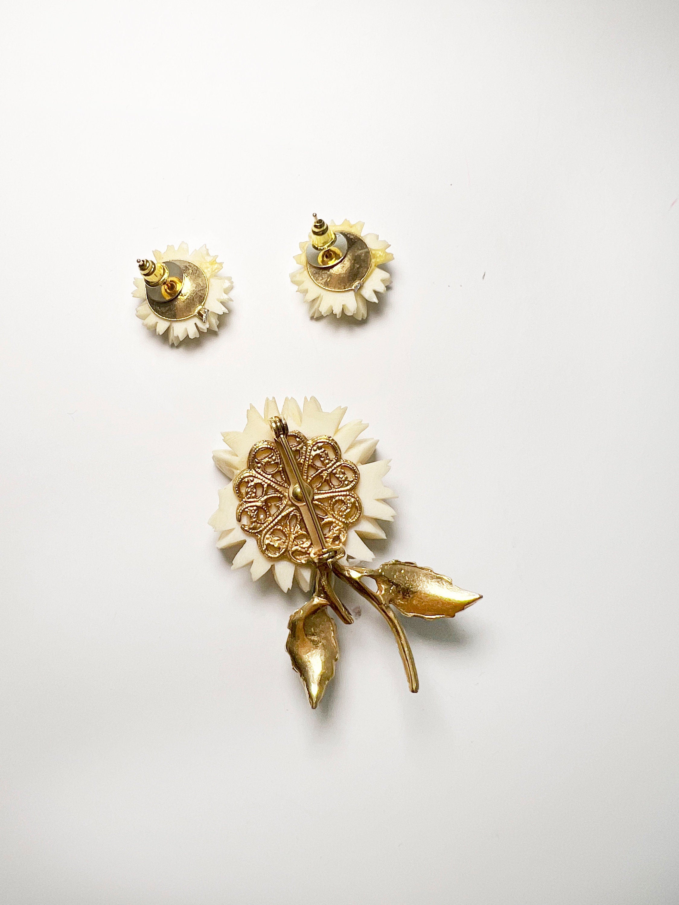 vintage 60s daisy earrings and brooch