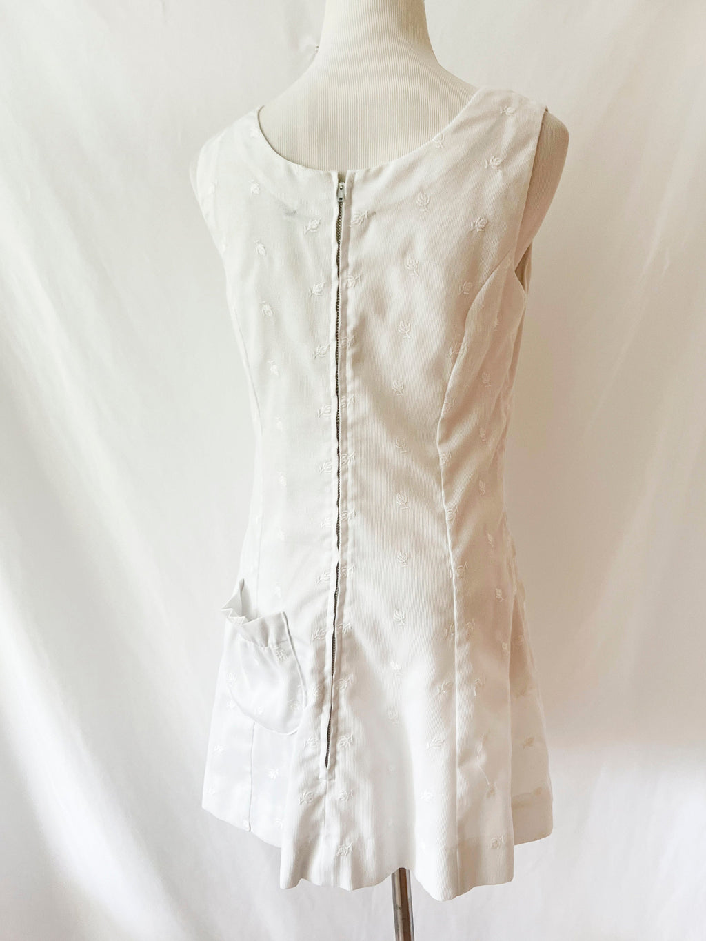 june marks / vintage 1960s white  tennis dress / embroidered flowers /  large