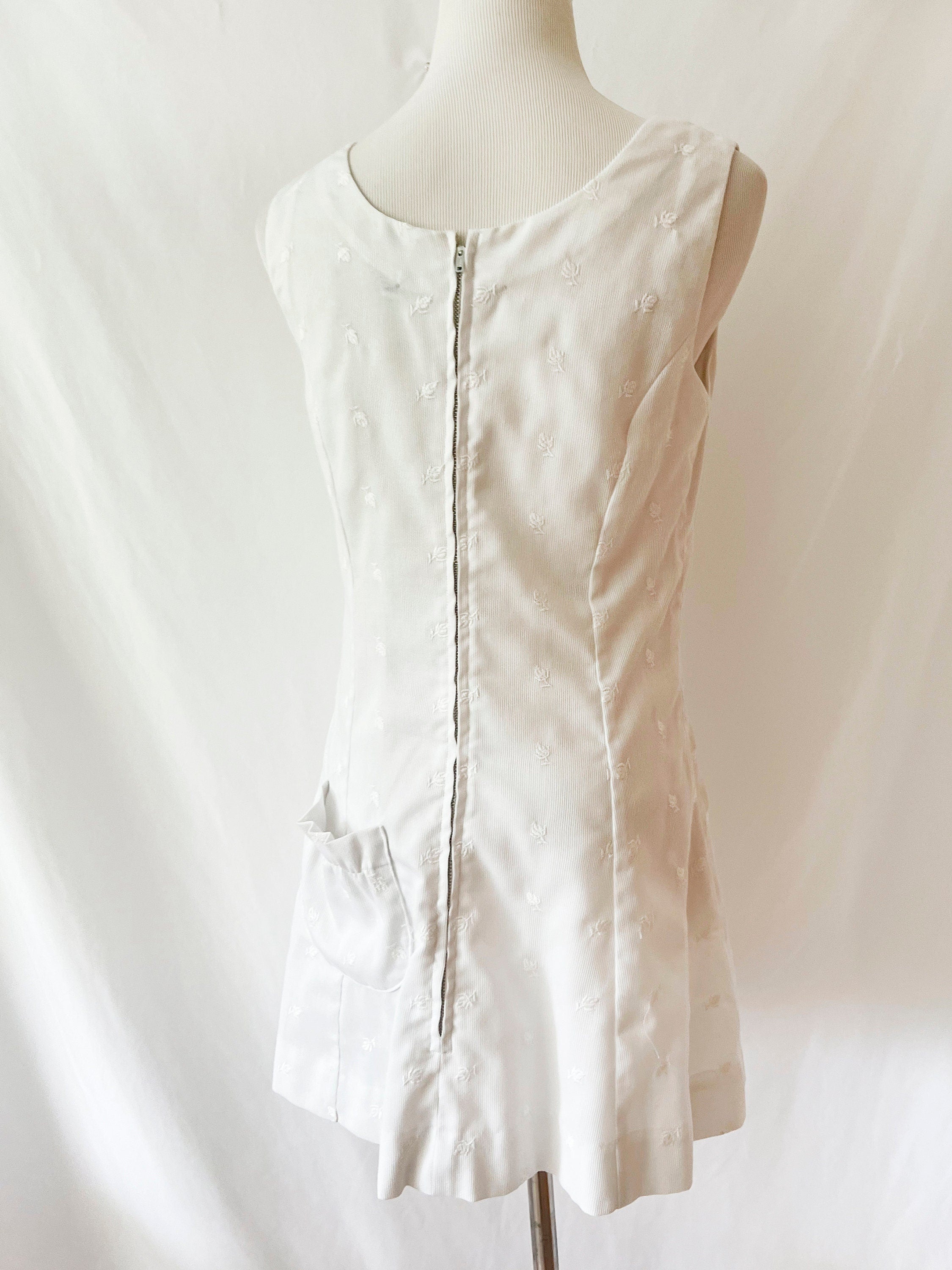 june marks / vintage 1960s white  tennis dress / embroidered flowers /  large
