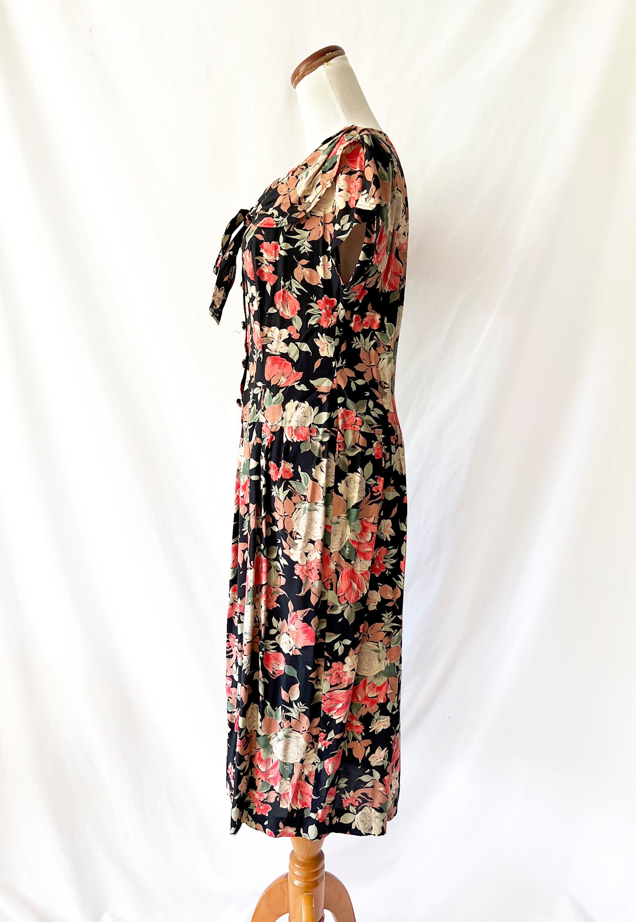 laura ashley dress / floral cottagecore  /  medium